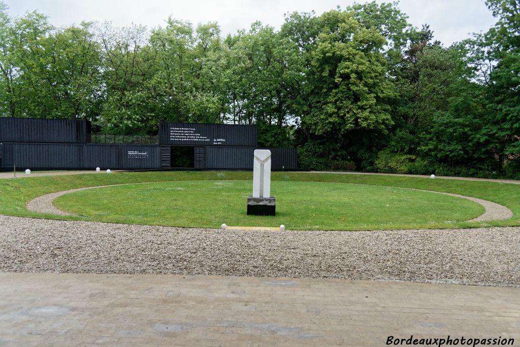 Du côté nord Mallet-Stevens a tracé un cercle permettant aux chauffeurs de véhicules d'éviter toute manœuvre.